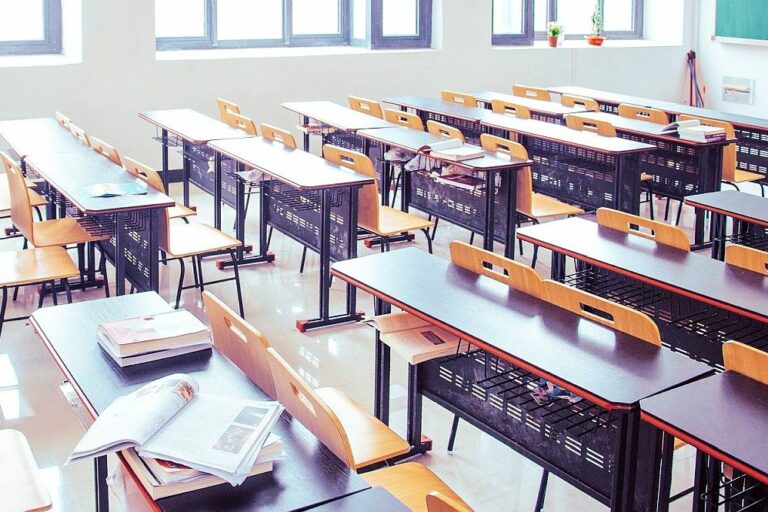 210408-Klassenraum-leer-Pixabay-classroom-2787754_1024