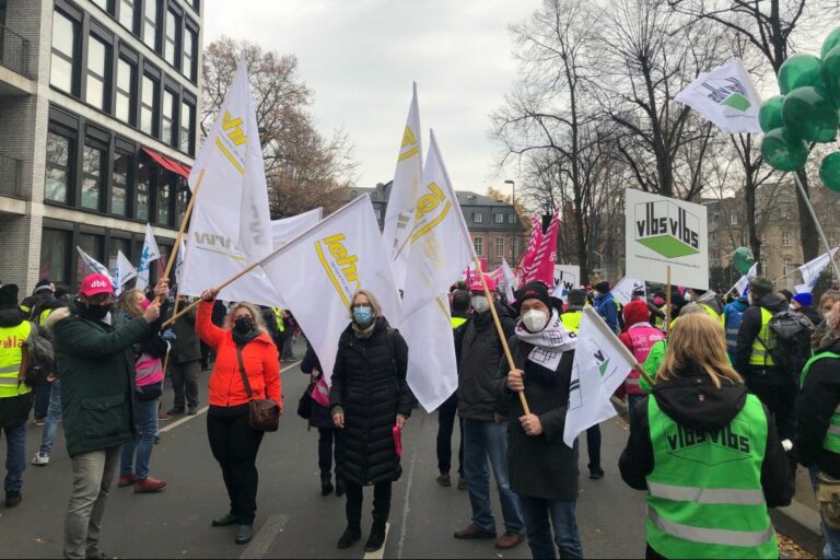211125-lehrer nrw-Kolleginnen und Kollegen beim Demonstrationszug
