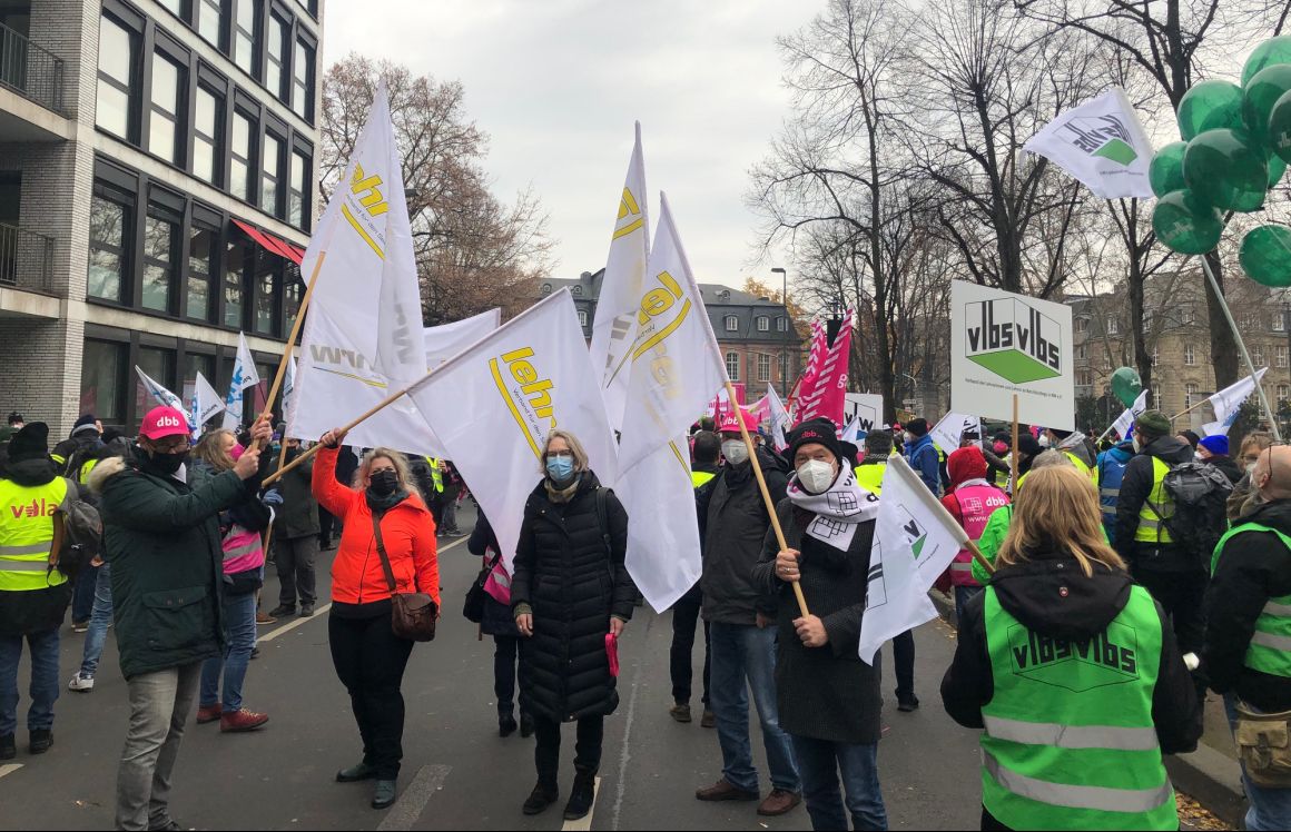 211125-lehrer nrw-Kolleginnen und Kollegen beim Demonstrationszug