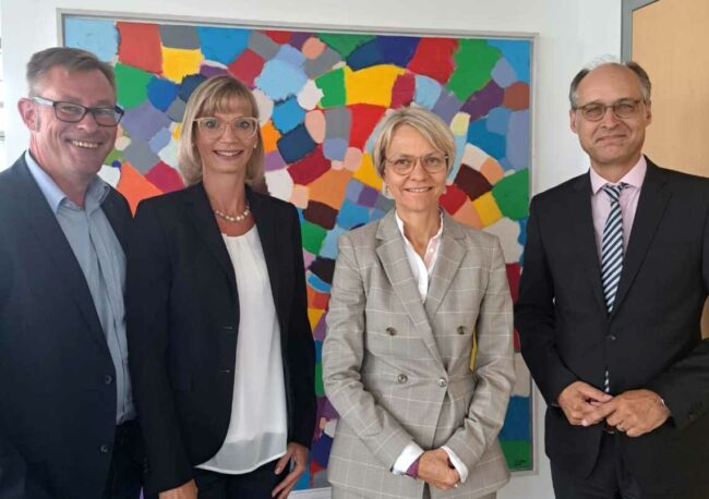 Intensiver Austausch unter acht Augen (v.l.): Sven Christoffer und Sarah Wanders mit Schulministerin Dorothee Feller und Staatssekretär Dr. Urban Mauer.