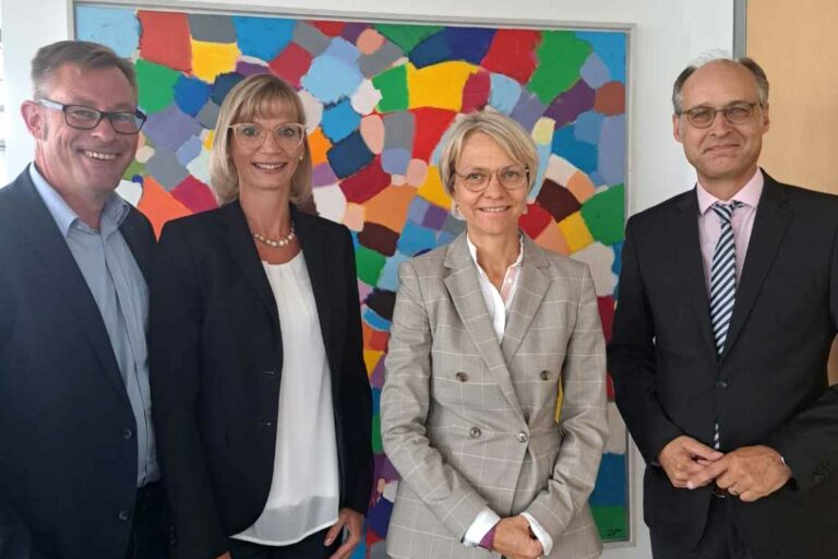220725-Antrittssbessuch-im-MSB: Intensiver Austausch unter acht Augen (v.l.): Sven Christoffer und Sarah Wanders mit Schulministerin Dorothee Feller und Staatssekretär Dr. Urban Mauer. Intensiver Austausch unter acht Augen (v.l.): Sven Christoffer und Sarah Wanders mit Schulministerin Dorothee Feller und Staatssekretär Dr. Urban Mauer.