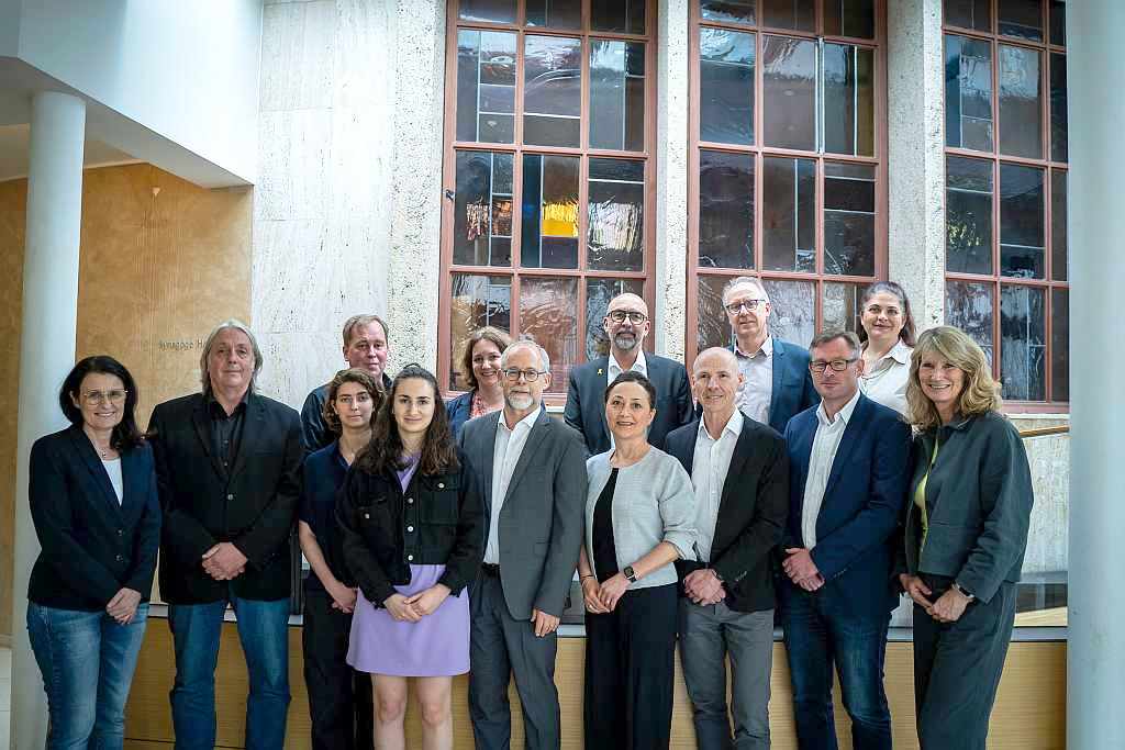 Insgesamt neun Eltern- und Lehrerverbände in NRW haben die Düsseldorfer Erklärung verabschiedet. Für lehrer nrw unterzeichnete der Landesvorsitzende Sven Christoffer (3.v.r.). Bildnachweis: Zeev Reichard