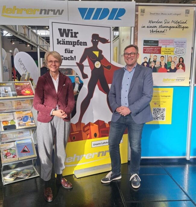 NRW Bildungsministerin Dorothee Feller und lehrer nrw Verbandsvorsitzender Sven Christoffer