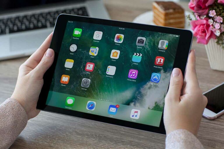 iPad mit APPs, Foto: Adobe Stock Foto eines von einer Frau gehaltenen iPads mit zahlreichen APPs