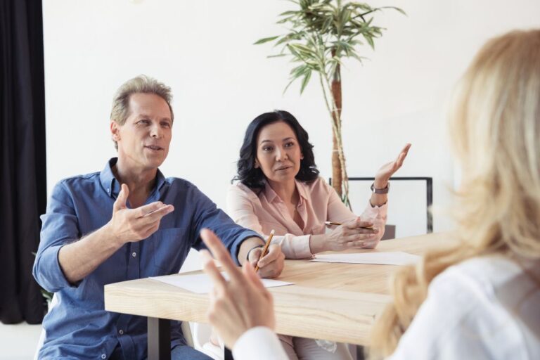 Elterngespräch in Schule, Foto: Adobe Stock