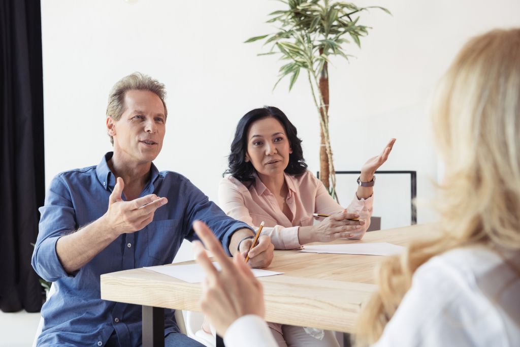 Elterngespräch in Schule, Foto: Adobe Stock