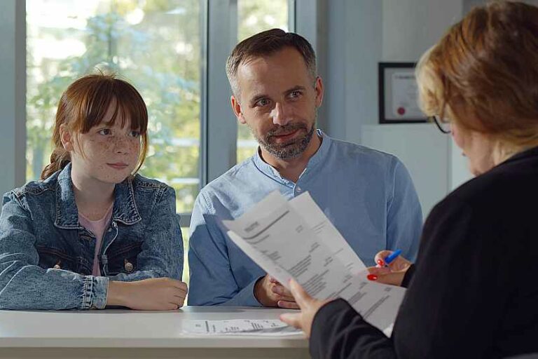 Eltern-Lehrer-Schülergespräch, Foto: Adobe Stock