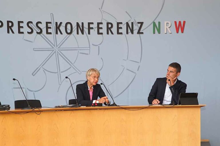 Feller PK 04_08_23-1024, Foto: Smets, Schulministerin Dorothee Feller stellte vor der Landespressekonferenz im Düsseldorfer Landtag Schwerpunkte ihrer Arbeit für das neue Schuljahr vor. Moderiert wurde die Pressekonferenz von Tobias Blasius (WAZ). Schulministerin Dorothee Feller stellte vor der Landespressekonferenz im Düsseldorfer Landtag Schwerpunkte ihrer Arbeit für das neue Schuljahr vor. Moderiert wurde die Pressekonferenz von Tobias Blasius (WAZ).