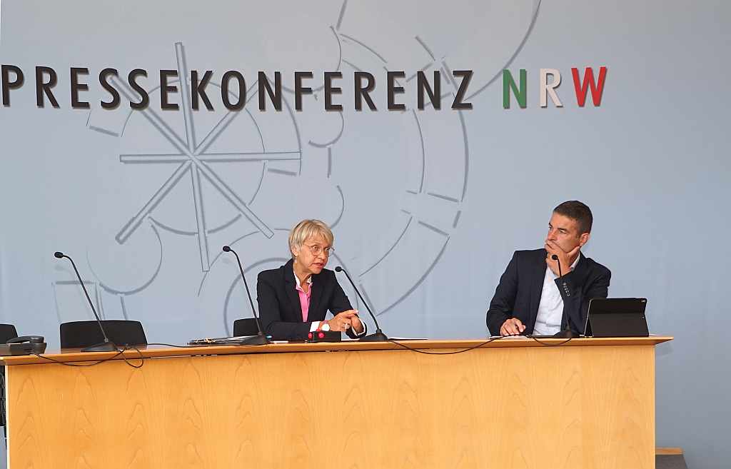 Schulministerin Dorothee Feller stellte vor der Landespressekonferenz im Düsseldorfer Landtag Schwerpunkte ihrer Arbeit für das neue Schuljahr vor. Moderiert wurde die Pressekonferenz von Tobias Blasius (WAZ).