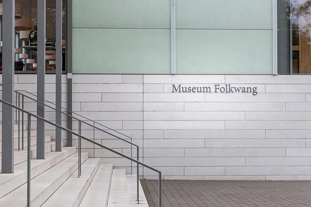 Treppenaufgang mit Schriftzug zum Museum Folkwang in Essen