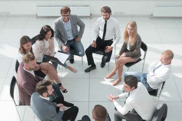 Fortbildung-Besprechung-Stuhlkreis-b-1024-AdobeStock_322354269