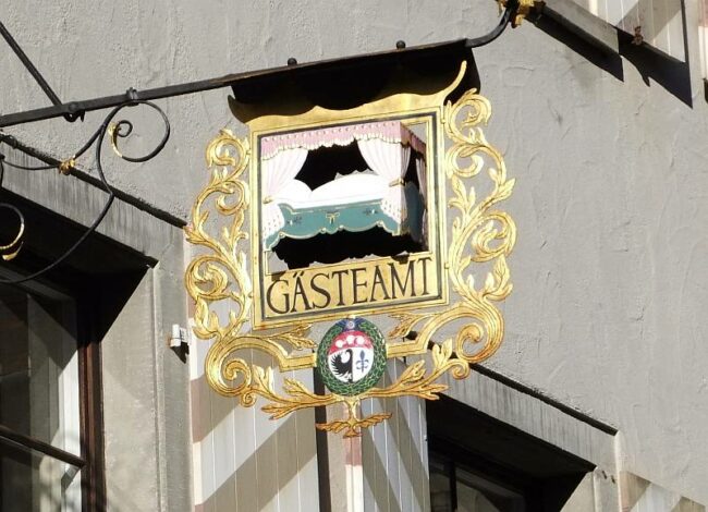 Gästeamt-Schild