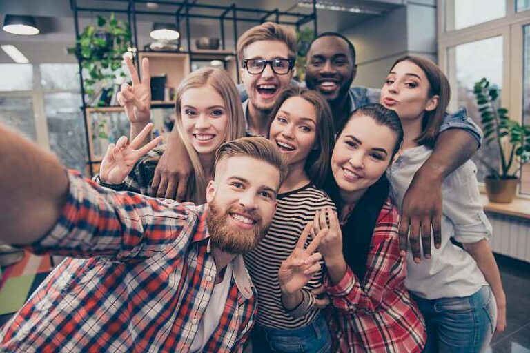 Freudige Jugendliche, Foto: Adobe Stock