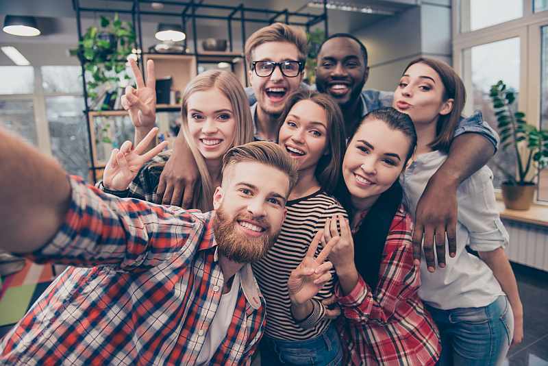 Freudige Jugendliche, Foto: Adobe Stock