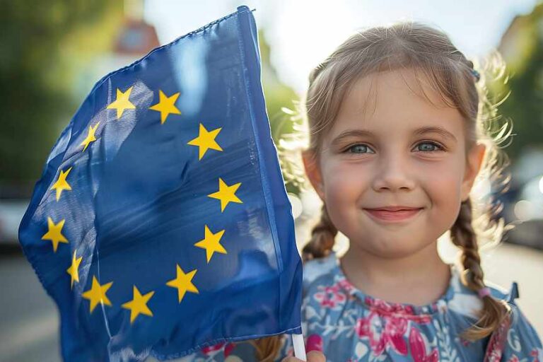 Foto: Adobe Stock, Little girl holding a European Union flag
