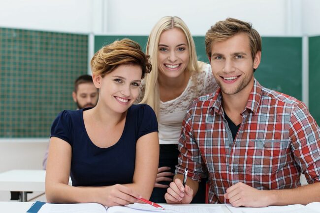 Lächelnde Studenten