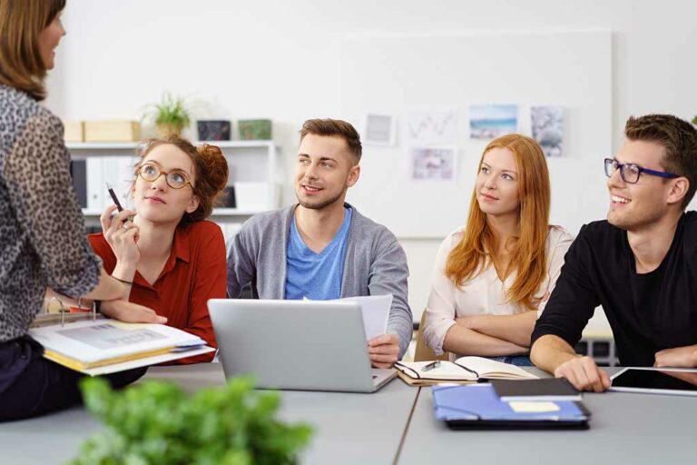 Junges Team in einer Besprechung, Foto: Adobe Stock