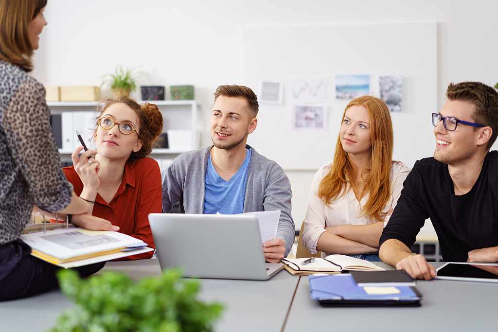 Junges Team in einer Besprechung, Foto: Adobe Stock
