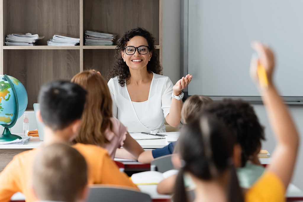 Lehrerin vor Klasse, Foto: Adobe Stock