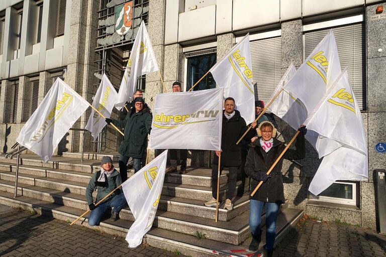 Ein Teil der lehrer nrw Delegation bezog während der Mahnwache vor dem NRW-Finanzministerium Stellung.