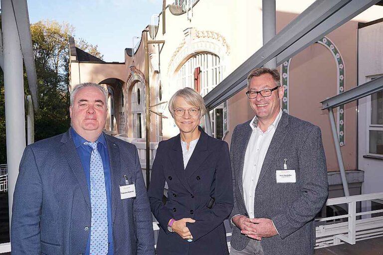 Kongressleiter Thorsten Schmalt, Schulministerin Dorothee Feller, Verbandsvorsitzender Sven Christoffer (v. l.)