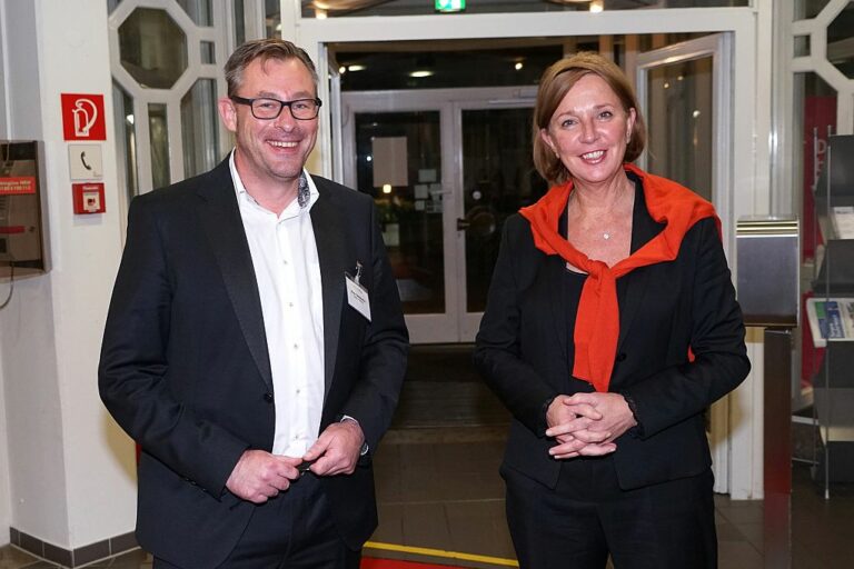 Verbandsvorsitzender Sven Christoffer und Schulministerin Yvonne Gebauer beim Kongress 2021