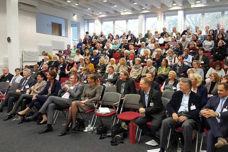 Foto eines Blickes ins Plenum während des Mülheimer Kongresses 2017