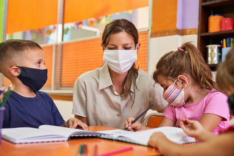 Mundschutz auch im Unterricht, Foto: AdobeStock