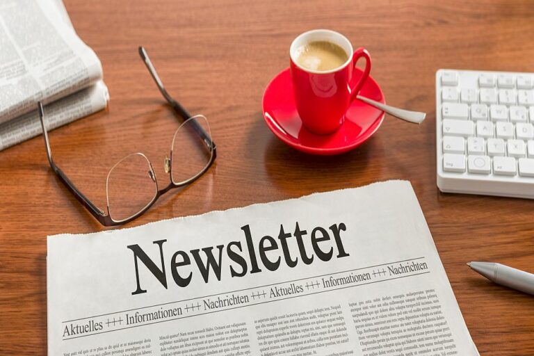 Zeitung auf Schreibtisch – Newsletter
