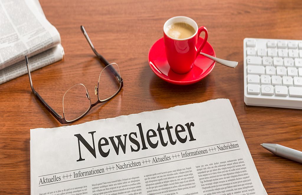Zeitung auf Schreibtisch – Newsletter
