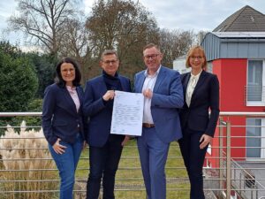 Gemeinsame Initiative (v.l.): Die Verbandsvorsitzenden Anne Deimel und Stefan Behlau (VBE) sowie Sven Christoffer und Sarah Wanders (lehrer nrw) präsentieren den Offenen Brief an Schulministerin Dorothee Feller.
Foto: VBE NRW