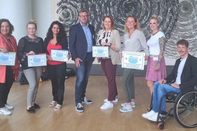 Petitionübergebende: Claudia Schlottmann (CDU), Lena Zingsheim-Zobel (Grüne), Dilek Engin (SPD), Sven Christoffer (lehrer nrw), Franziska Müller-Rech (FDP), Anke Pohlmann (bak), Wiebke Meyer (Netzwerk Fachleiterinnen und Fachleiter), Dennis Sonne (Grüne)