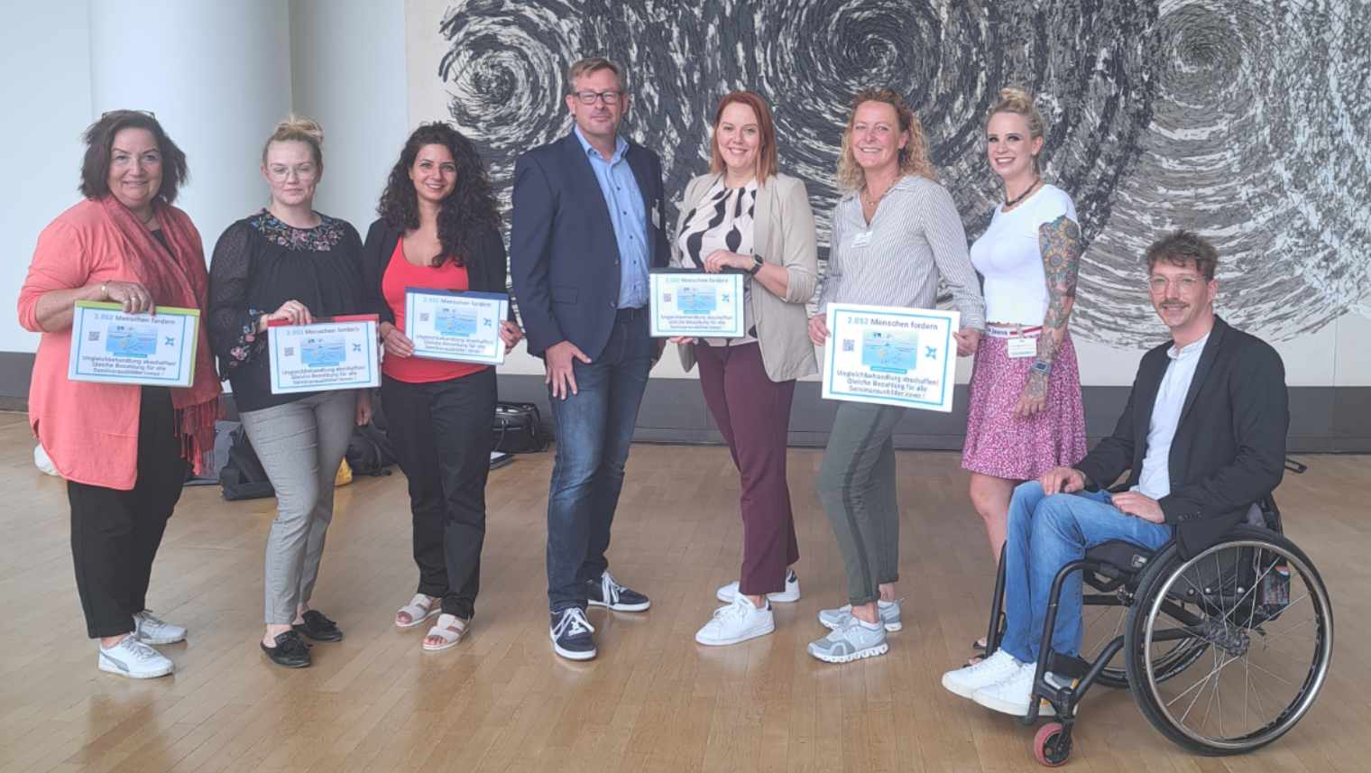 Petitionübergebende: Claudia Schlottmann (CDU), Lena Zingsheim-Zobel (Grüne), Dilek Engin (SPD), Sven Christoffer (lehrer nrw), Franziska Müller-Rech (FDP), Anke Pohlmann (bak), Wiebke Meyer (Netzwerk Fachleiterinnen und Fachleiter), Dennis Sonne (Grüne)