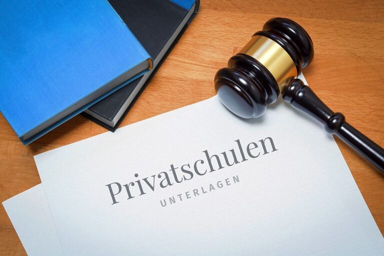 Privatschulen. Dokument mit Text/Beschriftung. Foto: Adobe Stock