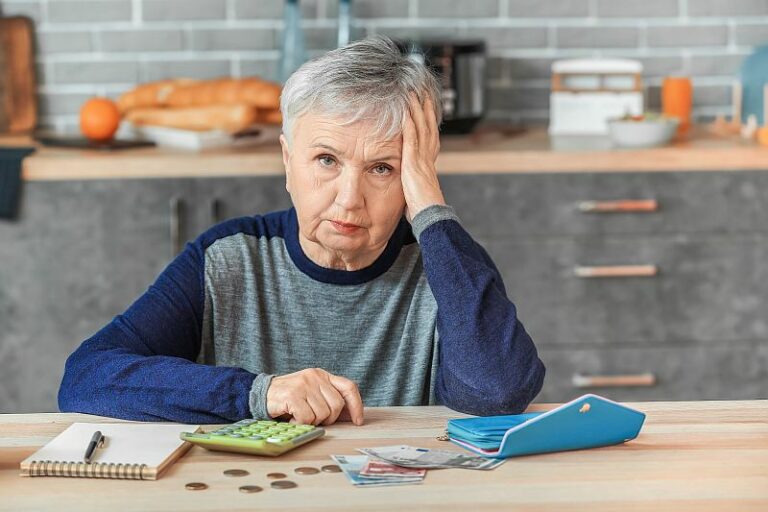 Seniorin zählt ihr knappes Geld, Foto: AdobeStock