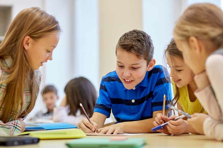 Schüler arbeiten differenziert, Foto: Adobe Stock