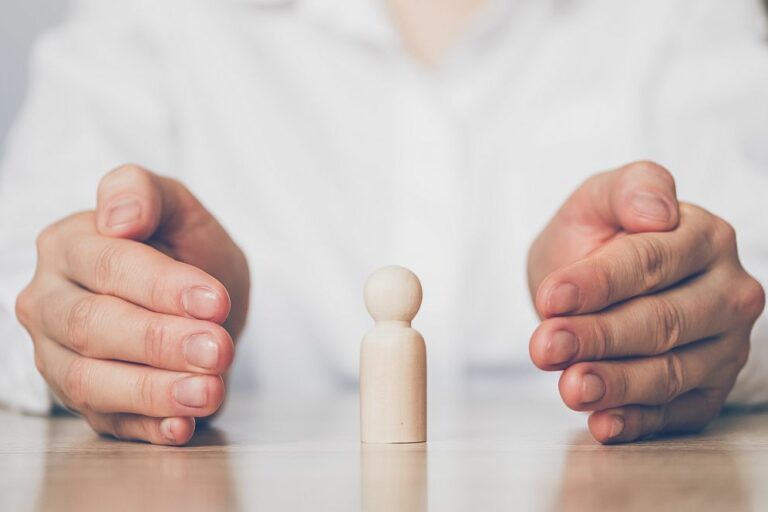 Schützende Hände, Foto: AdobeStock