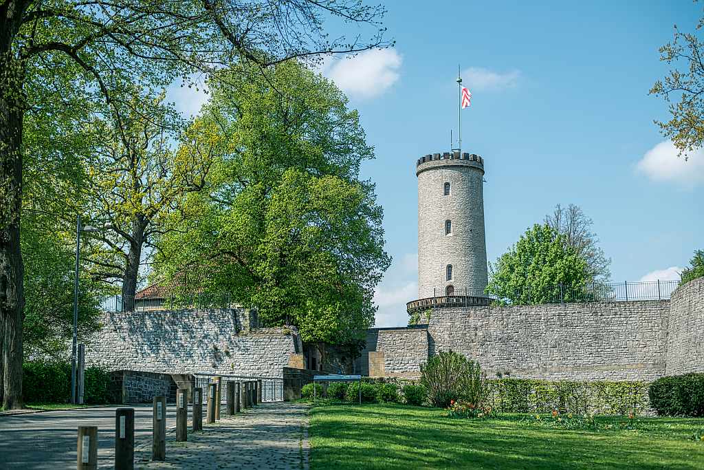 Die grünumrandete Sparrenburg bei bestem Besichtigungswetter, Foto: Adobe Stock