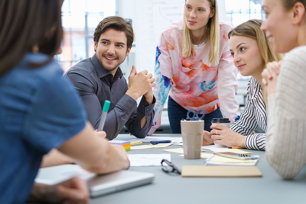 Foto: Adobe Stock, kollegen arbeiten zusammen an einem projekt