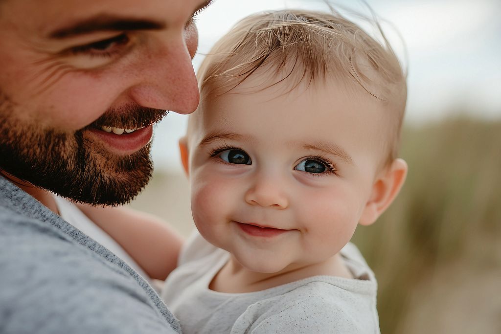 Smiling parent with happy child outdoors, Foto: Adobe Stock