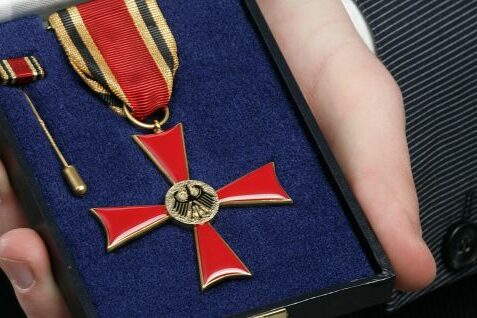 Verdienstkreuz-am-Bande-AdobeStock_40270116