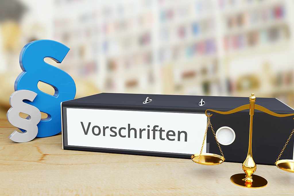Vorschriften – Ordner mit Beschriftung, Paragraf und Waage – Foto: Adobe Stock