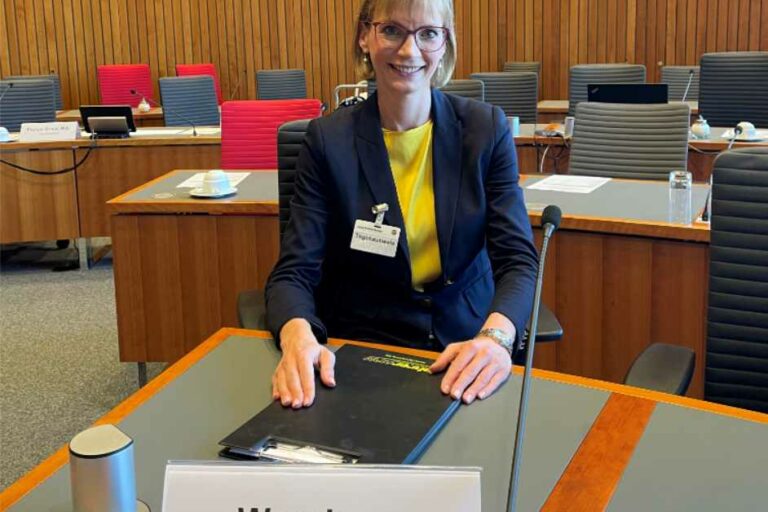 Sarah Wanders zur Anhörung im Ministerium Foto eigt Sarah Wanders zur Anhörung im Ministerium