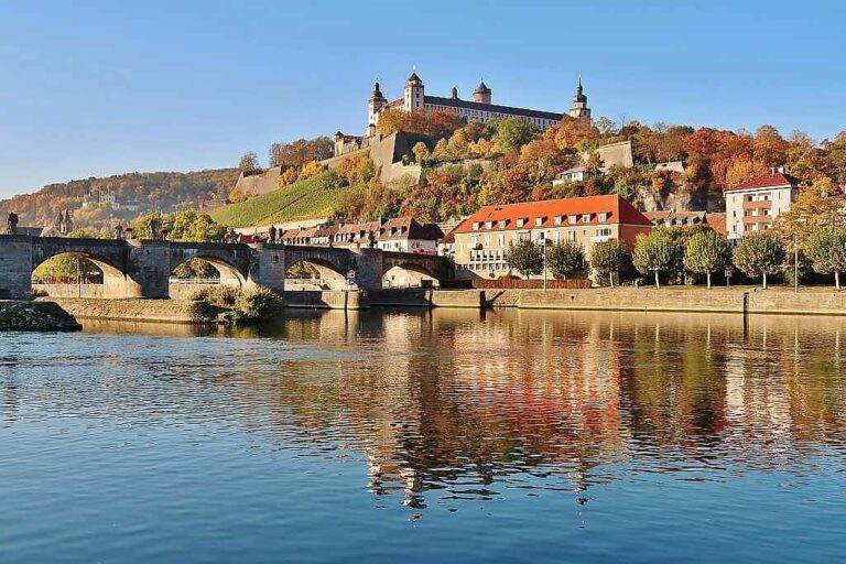 Würzburg, Alte Mainbrücke, Festung Marienberg, Foto: Adobe Stock