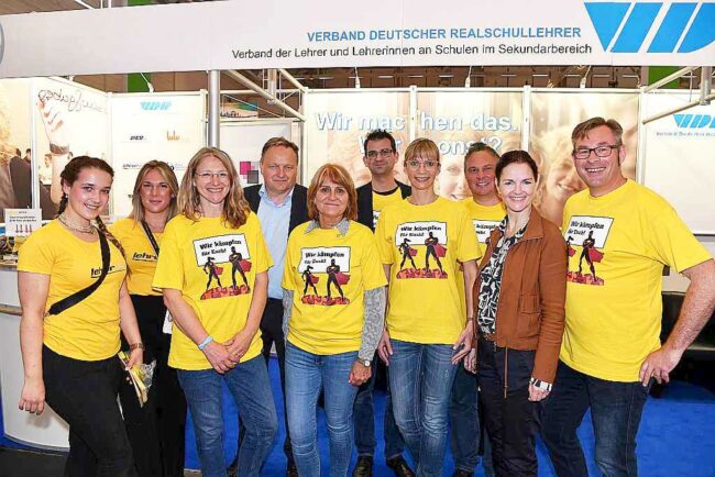 Ein starkes Team: Die lehrer nrw Standbesetzung mit dem Landesvorsitzenden Sven Christoffer (rechts) und dem VDR-Bundesvorsitzenden Jürgen Böhm (4.v.l.). Foto: Friedhelm Windmueller