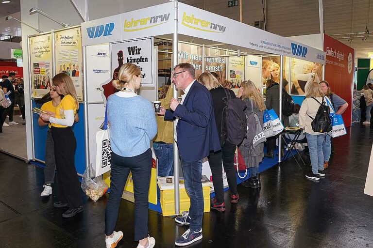 Gut besucht: Auf dem Gemeinschaftsstand von lehrer nrw und VDR in Halle 7 entwickelten sich viele Kontakte und Gespräche.